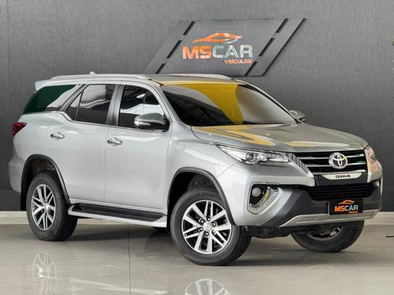 TOYOTA HILUX SW4 2.8 SRX 4X4 7 LUGARES 16V TURBO INTERCOOLER DIESEL 4P AUTOMÁTICO TOYOTA HILUX SW4 2.8 SRX 4X4 7 LUGARES 16V TURBO INTERCOOLER DIESEL 4P AUTOMÁTICO